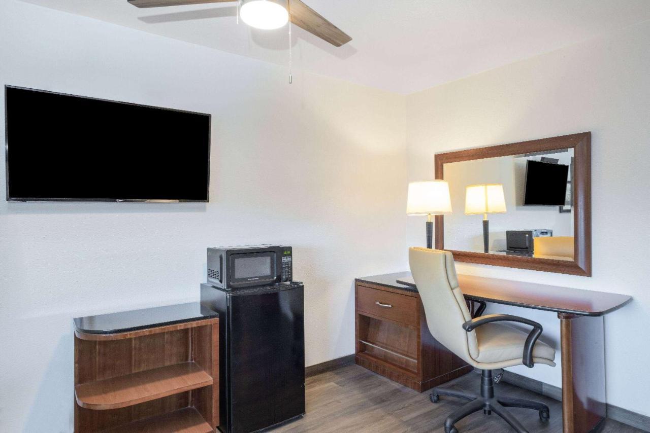 Oceanside Inn & Suites, A Days Inn By Wyndham ฟอร์ตแบรก ภายนอก รูปภาพ