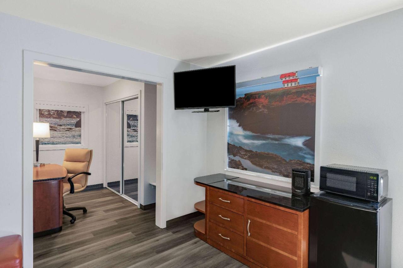 Oceanside Inn & Suites, A Days Inn By Wyndham ฟอร์ตแบรก ภายนอก รูปภาพ